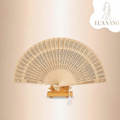 Quạt xếp gỗ chụp ảnh áo dài phong cách cổ điển, phụ kiện cầm tay thanh lịch, phù hợp chụp kỷ yếu, lễ cưới và sự kiện truyền thống.